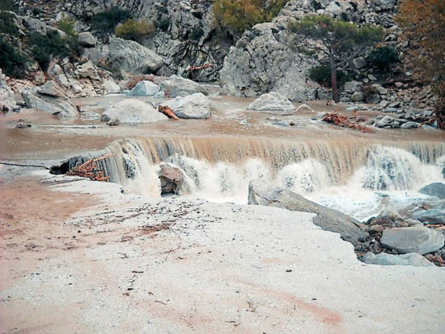 Ικαρία: Ξεκίνησε η αποκατάσταση ζημιών στους δρόμους