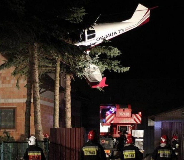 Έριξε  το αεροπλάνο σε δέντρο