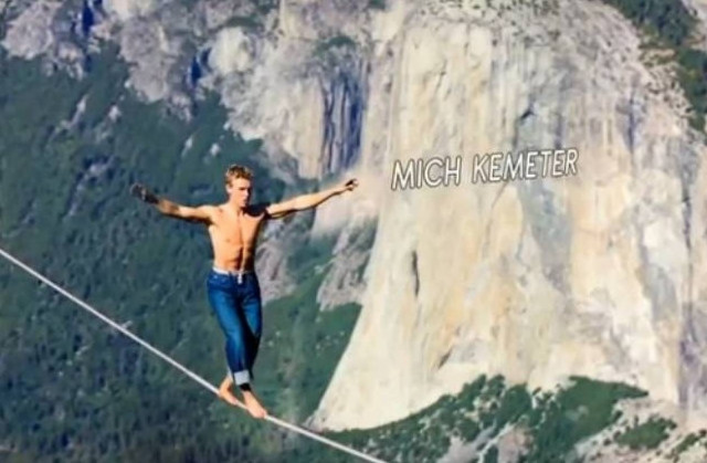 Περπάτημα σε λεπτό σχοινί, σε ύψος 900 μέτρων