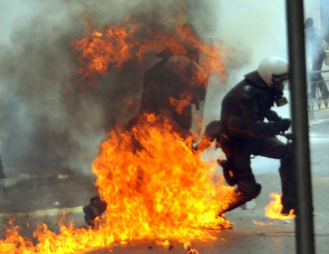 Μολότοφ σε διμοιρία των ΜΑΤ