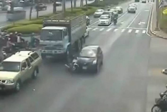 Εξοργιστικό βίντεο με εγκατάλειψη μετά από τροχαίο