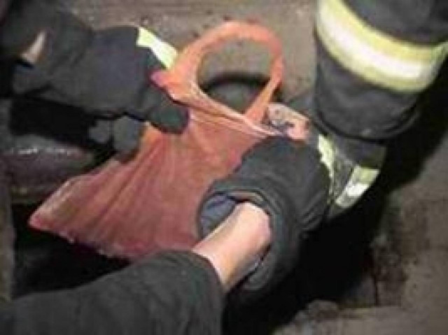 Έβαλαν το μωρό σε σακούλα και το πέταξαν στην αποχέτευση