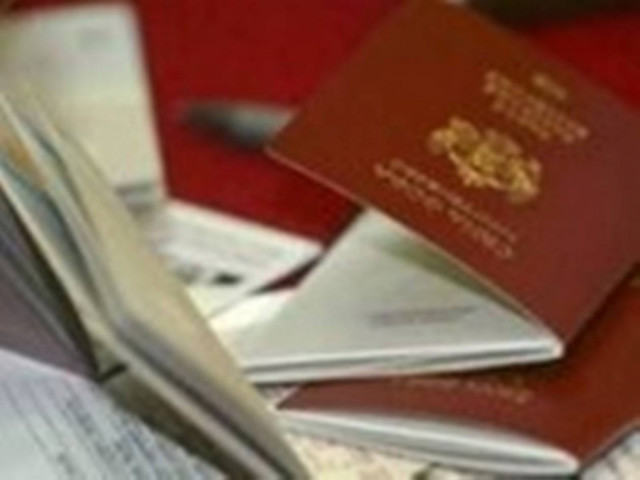 Είχε κρύψει κλεμμένα διαβατήρια στο εσώρουχό του