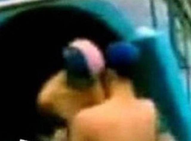 Σεξ στις παιδικές νεροτσουλήθρες