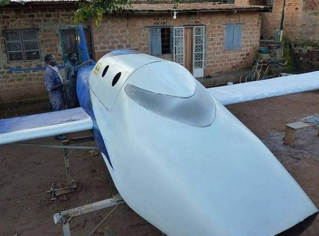 Φτιάχνει το διαστημόπλοιο στην αυλή της μαμάς του