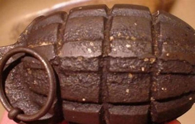 Βρήκε χειροβομβίδες στο χωράφι του