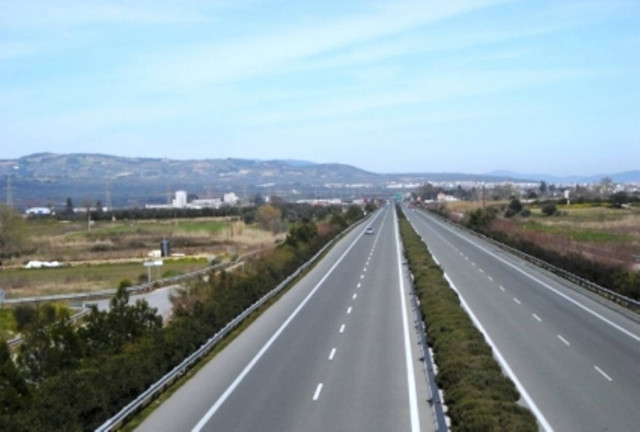 Πετούσαν πέτρες σε αυτοκίνητα στην εθνική οδό