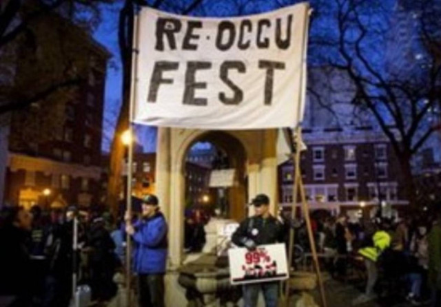 Aπάντησαν με τραγούδια στην έφοδο της αστυνομίας