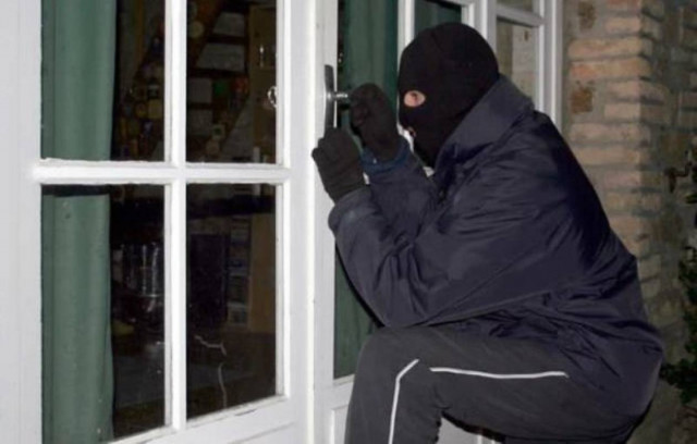 Άρπαξαν χρήματα και χρυσαφικά και εξαφανίστηκαν