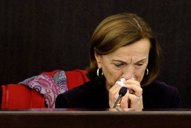 Η υπουργός έβαλε τα κλάματα