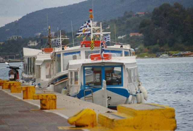 Πυρκαγιά και βύθιση σε πλεούμενο στη Σύρο