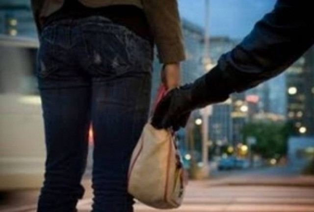 Την χτύπησε, της πήρε την τσάντα αλλά όχι για πολύ!