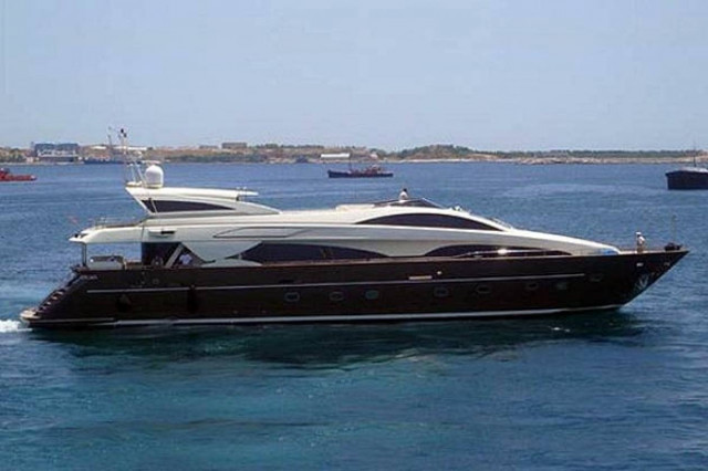 Πυρκαγιά σε θαλαμηγό στο Φάληρο