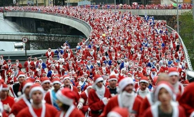 Έτρεξαν 8.000 κόκκινοι και μπλε Αη Βασίληδες