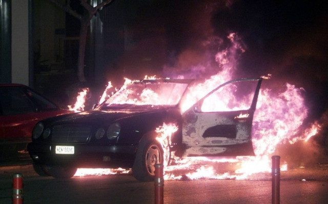 Στις φλόγες όχημα στον Άγιο Παντελεήμονα