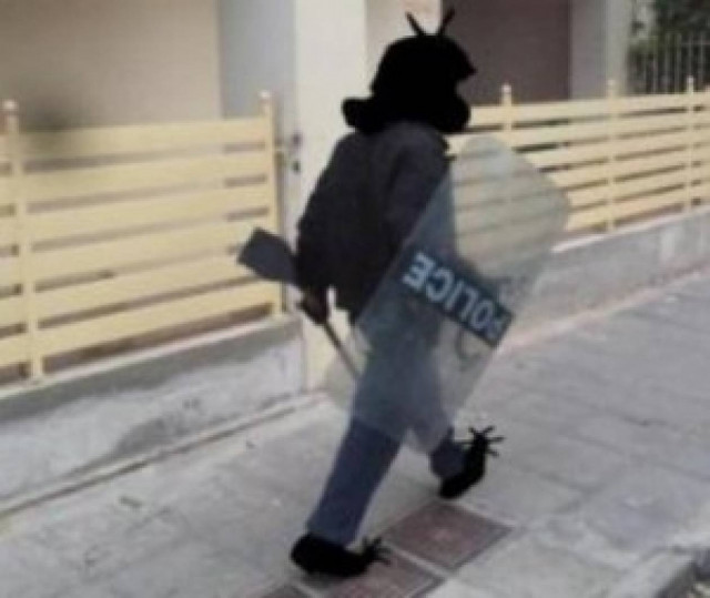 Ο πιτσιρικάς που πήρε λάφυρο την ασπίδα των ΜΑΤ!