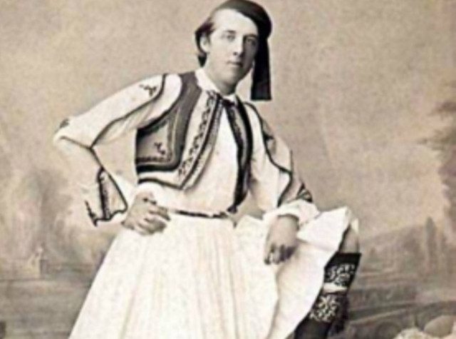 Ο φιλέλληνας Όσκαρ Ουάιλντ ντυμένος τσολιάς