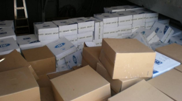 Λαθραία τσιγάρα και χασίς σε λαϊκή αγορά