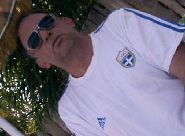 Διαγράφουν… τον παιδεραστή η σύζυγος και τα παιδιά του