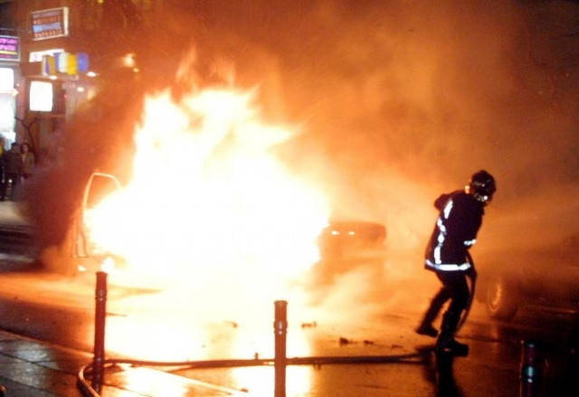 «Λαμπάδιασαν» δύο οχήματα στα Εξάρχεια