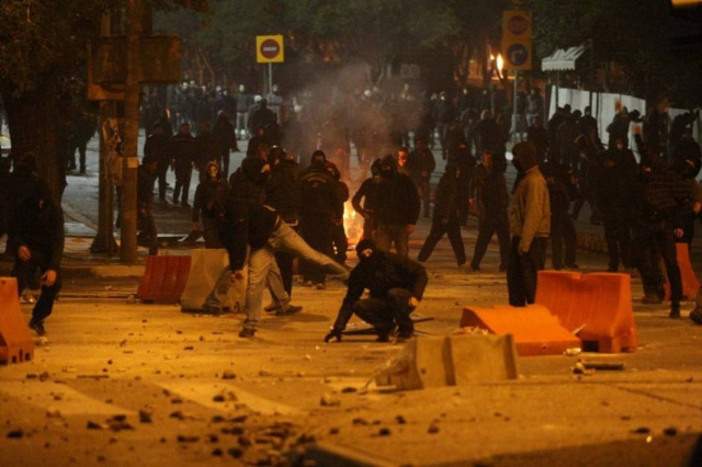 Τα σπασμένα των κουκουλοφόρων θα πληρώνει το Δημόσιο