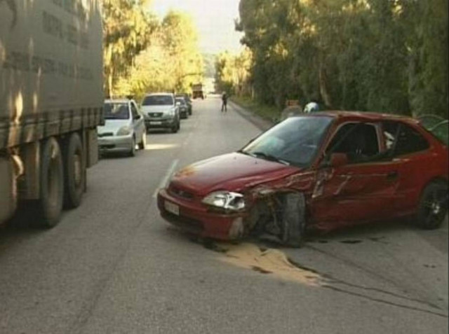 Αμάξι έπεσε σε στάση λεωφορείου στην Πάτρα