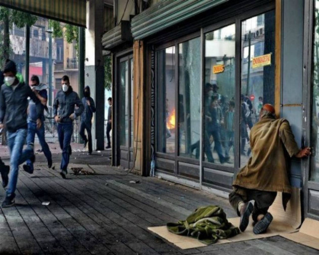 Η φωτογραφία για την Ελλάδα του 2011 που κάνει θραύση στο Facebook