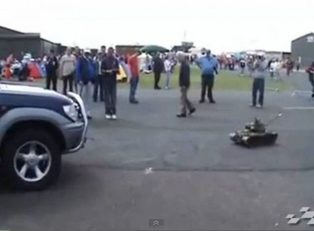 Τηλεκατευθυνόμενο παιχνίδι σέρνει κανονικό αυτοκίνητο