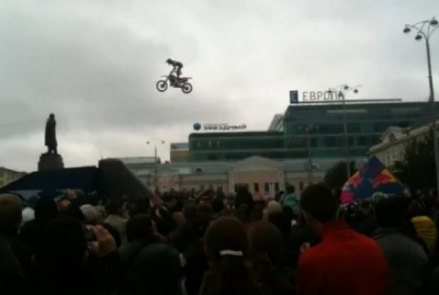 Απογείωσε τη μηχανή του στην κορυφή του γηπέδου!