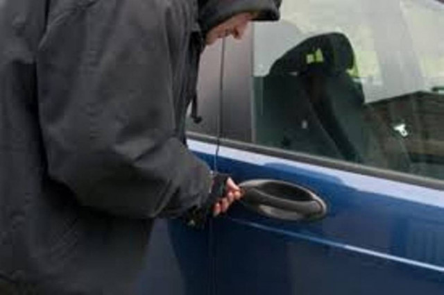 Τους έπιασαν να «αδειάζουν» Ι.Χ.