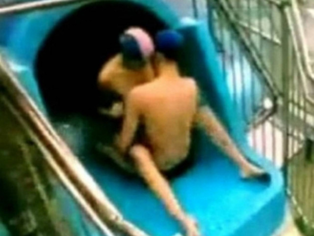 Ζευγάρι «πιάστηκε» να ερωτοτροπεί σε νεροτσουλήθρα!