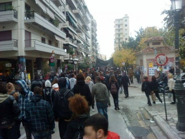 Αντεξουσιαστές πέταξαν νεράντζια σε στρατολογικό γραφείο