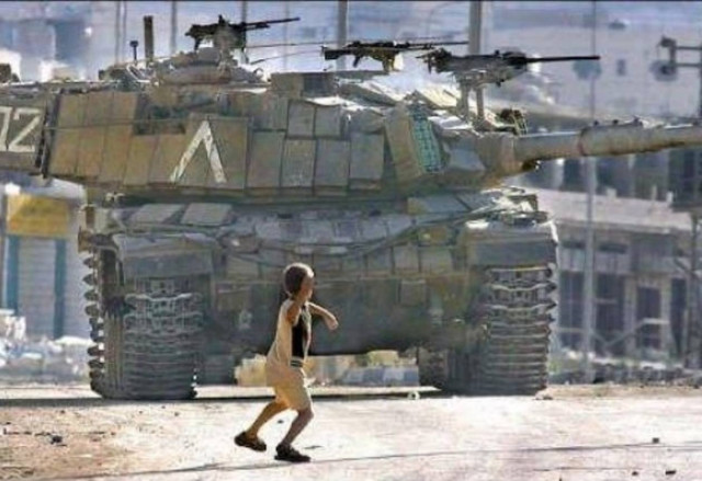 VIDEO: Παιδί εναντίον τανκ στη Γάζα!