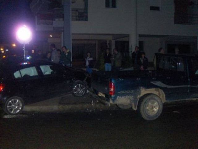 Αυτοκίνητα «μπούκαραν» σε πολυκατοικία