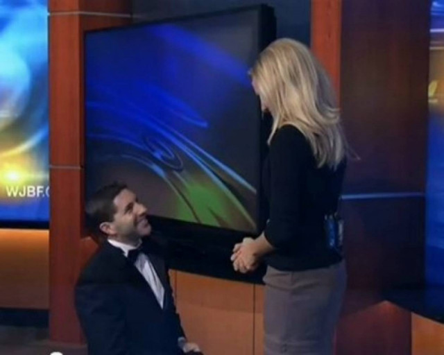 Παρουσιάστρια του καιρού δέχθηκε πρόταση γάμου on air