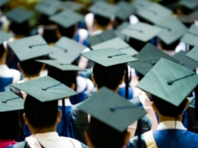 Δέκα σταρς με πανεπιστημιακή μόρφωση