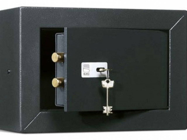 Κλείδωσαν τον υπάλληλο και «άδειασαν» το χρηματοκιβώτιο