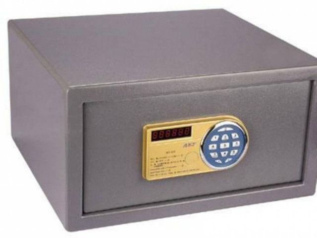 «Μπούκαραν» με το αμάξι και έφυγαν με το χρηματοκιβώτιο