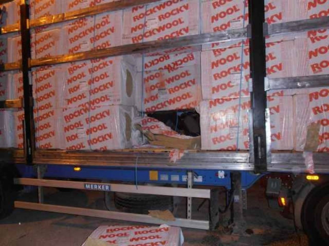 Έφτιαξε κρύπτη για να μεταφέρει αλλοδαπούς