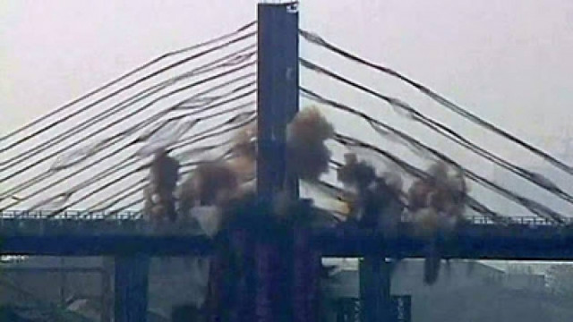 Εντυπωσιακή κατεδάφιση γέφυρας στη Κίνα