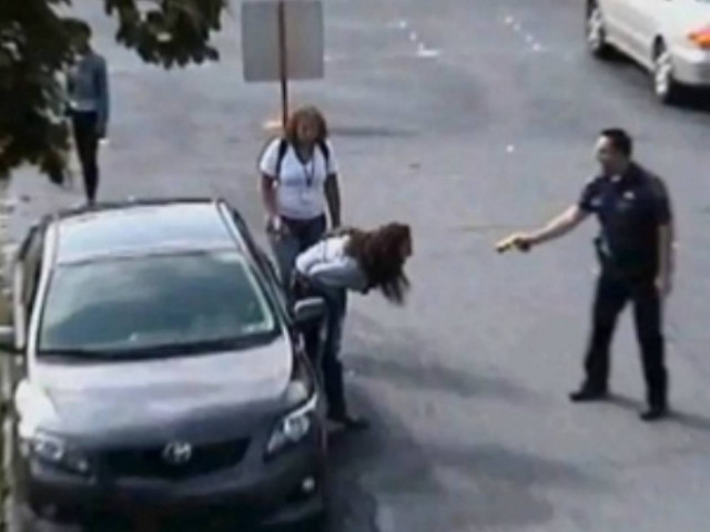 Αστυνομικός πυροβολεί με όπλο- ηλεκτροσόκ 14χρονη