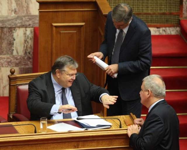 Αιχμές Πρωτόπαπα κατά Βενιζέλου για τις πισίνες και τις off shore