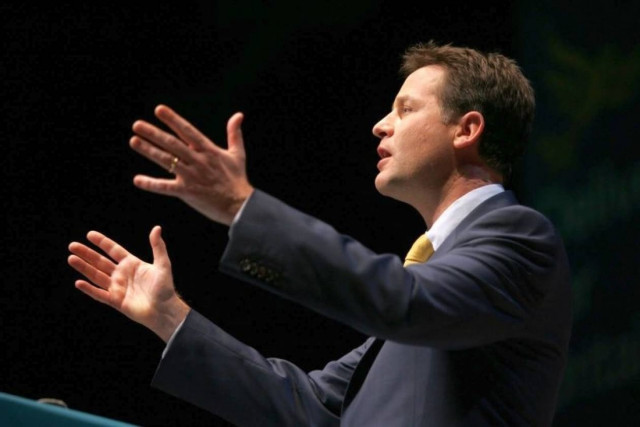 Η Βρετανία δυσφορεί για τις γαλλικές επιθέσεις