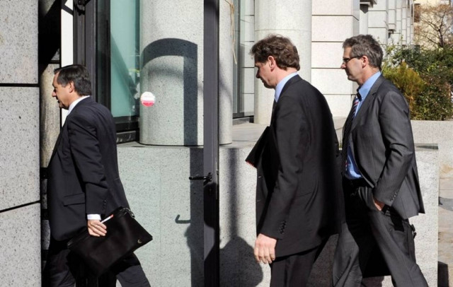 Αιχμές της τρόικας για βίαιες περικοπές στο Δημόσιο!