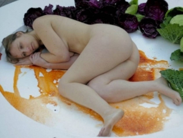 Γυμνή στο πιάτο διαμαρτυρόμενη για τη βία στα ζώα