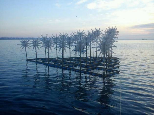 Βούλιαξε το πλωτό δέντρο της Θεσσαλονίκης