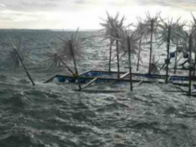 Ατάκες στο Twitter για το πλωτό δέντρο του Μπουτάρη που βούλιαξε!