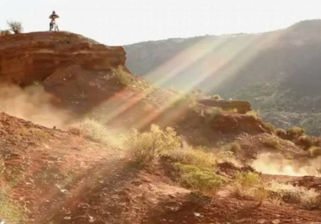 Πετούν με…ποδήλατα