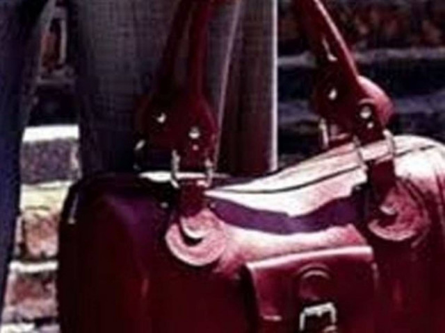 Έσπασαν το αμάξι για να πάρουν τη τσάντα