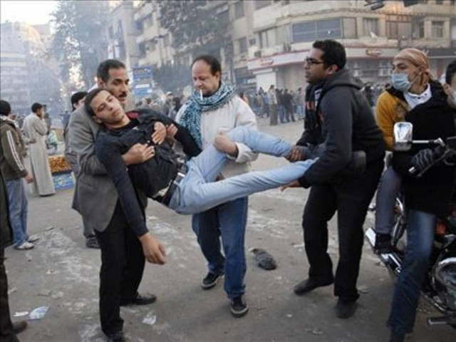 Σε εξέλιξη οι βίαιες συγκρούσεις στο Κάιρο